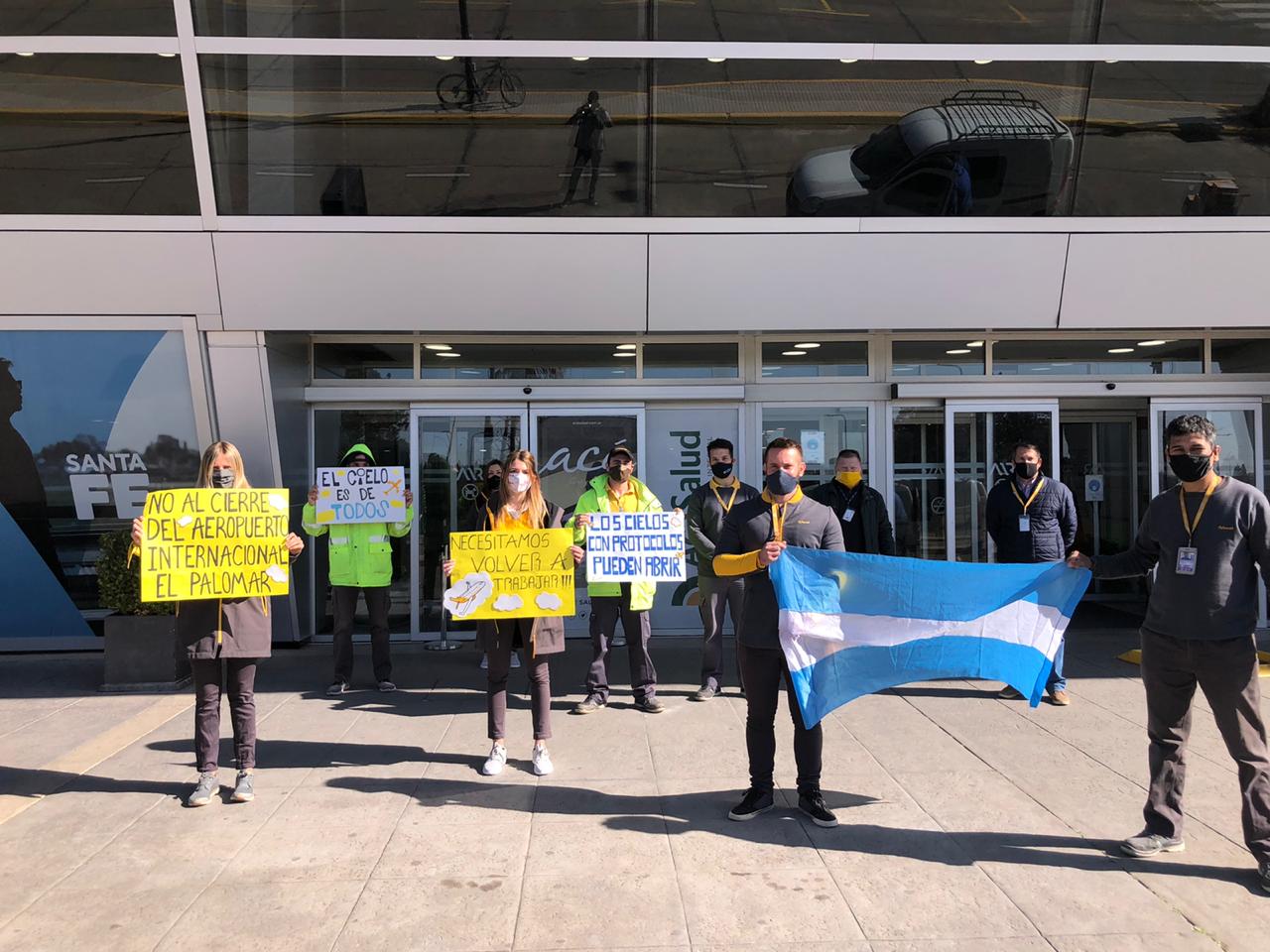 Low Cost: 20 empleados de Fly Bondi se manifestaron frente al Aeropuerto